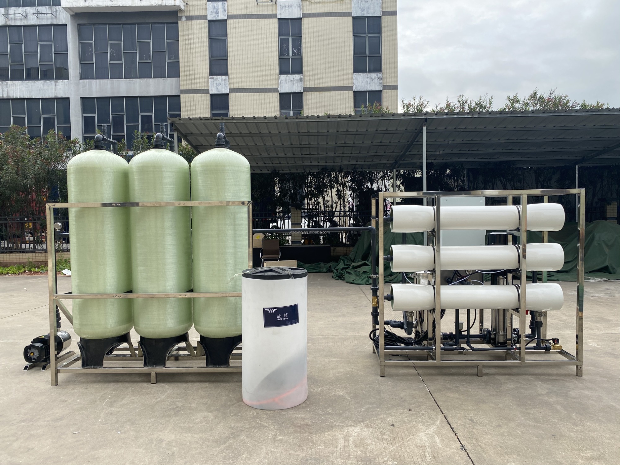 Why do reverse osmosis systems need pretreatment?  Reverse osmosis system is widely used in the water treatment industry, reverse osmosis system is of